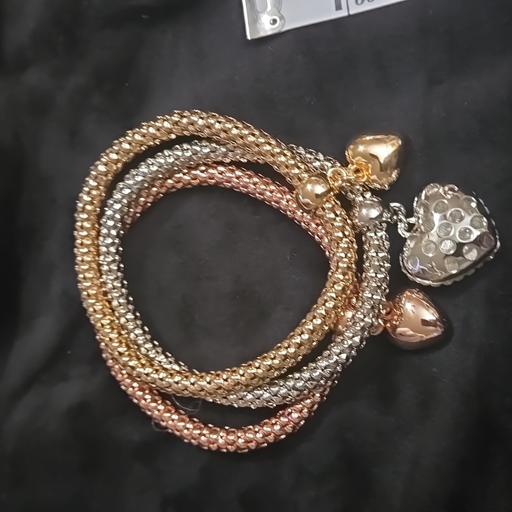 ❤️Perfect Valentines Day Gift. Tri-color Stackable Heart Charm Bracelet Set
